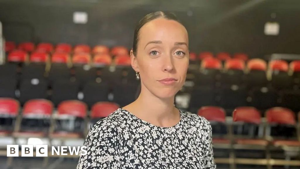 Ex-dancer settles with Royal Ballet School over ‘body-shaming’
