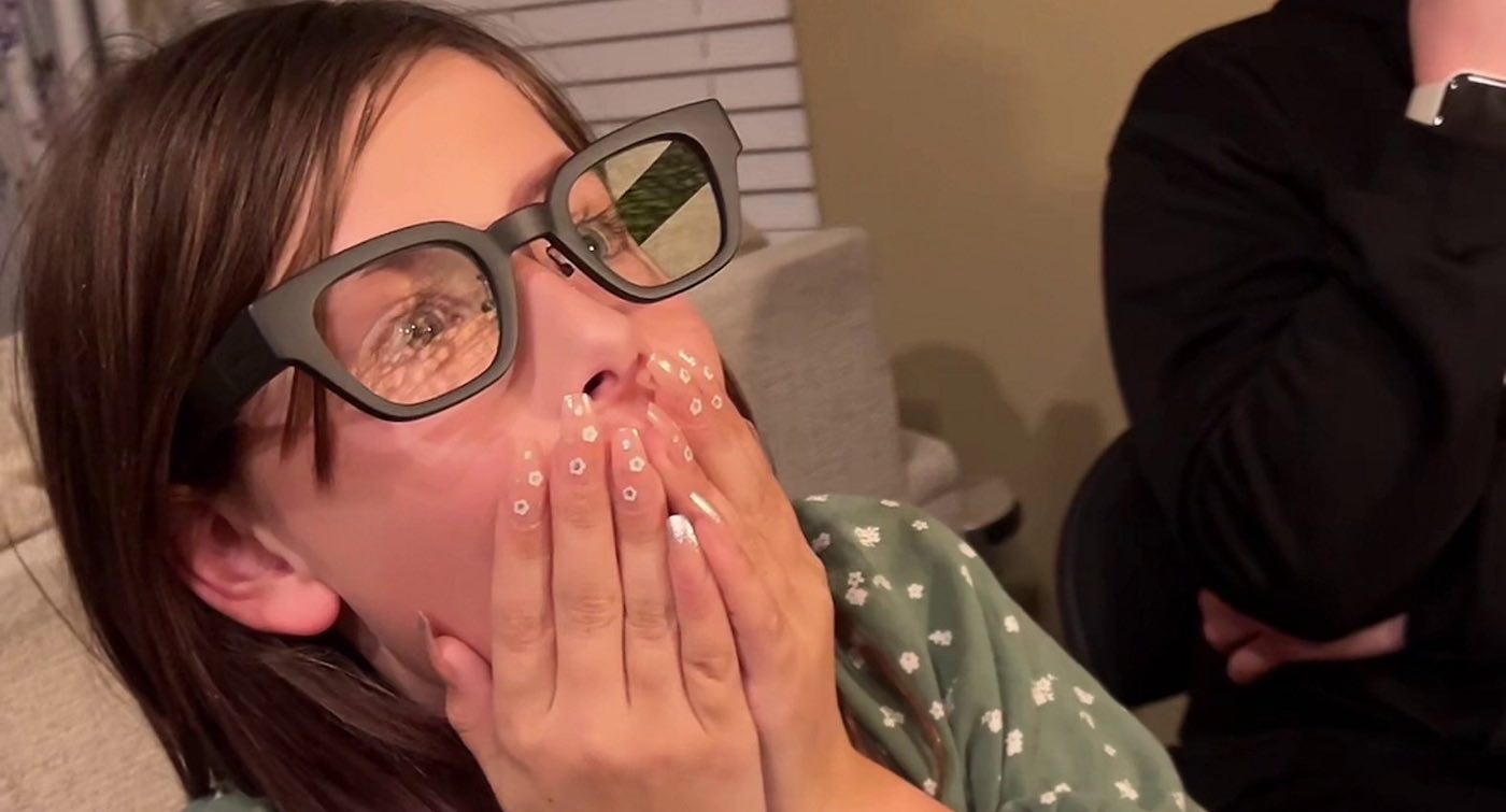 10-year-old Deaf Girl Is โBlown Awayโ with New Caption Glasses That Let Her โSeeโ Spoken Words