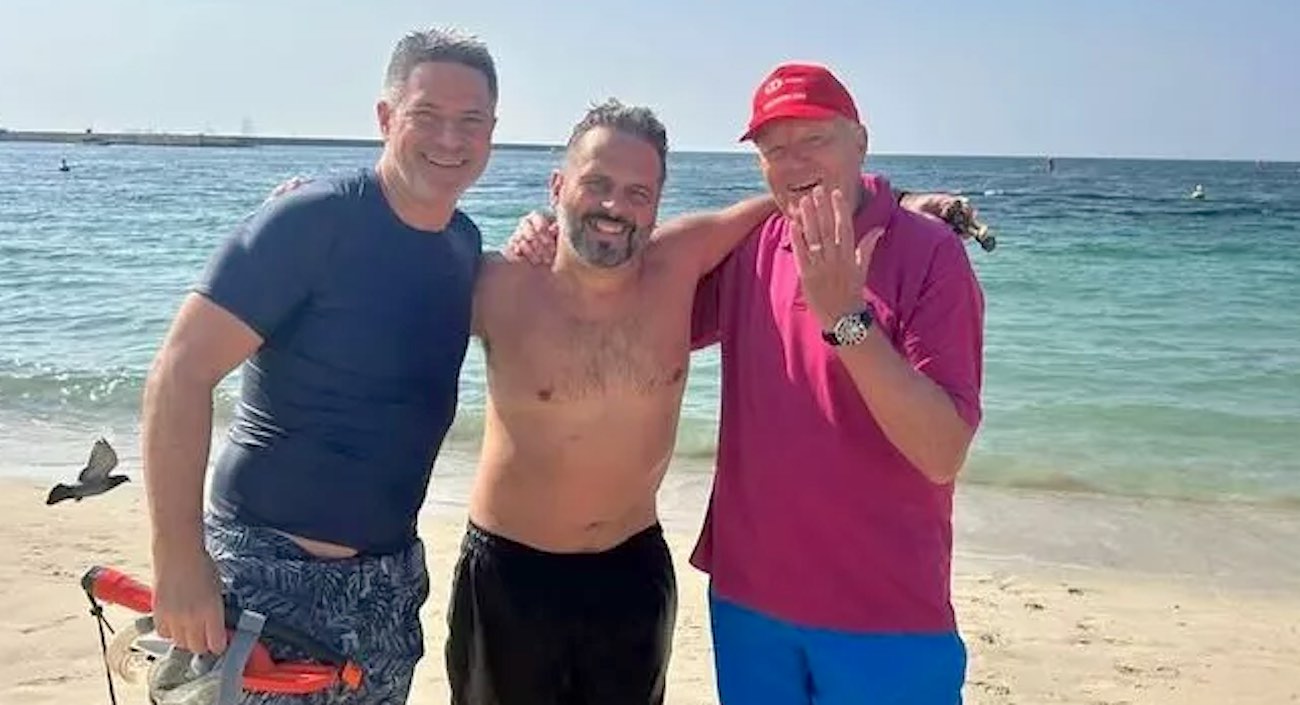 ‘Miracle in the Persian Gulf’ as Good Samaritans Help Man Find His Lost Wedding Ring in the Sea
