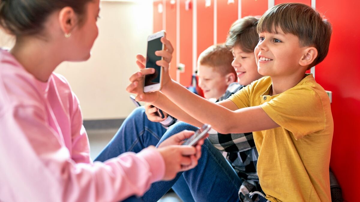 More Than 90% of Schools in England Ban Smartphone Use, 13 US States Have Already Taken Action