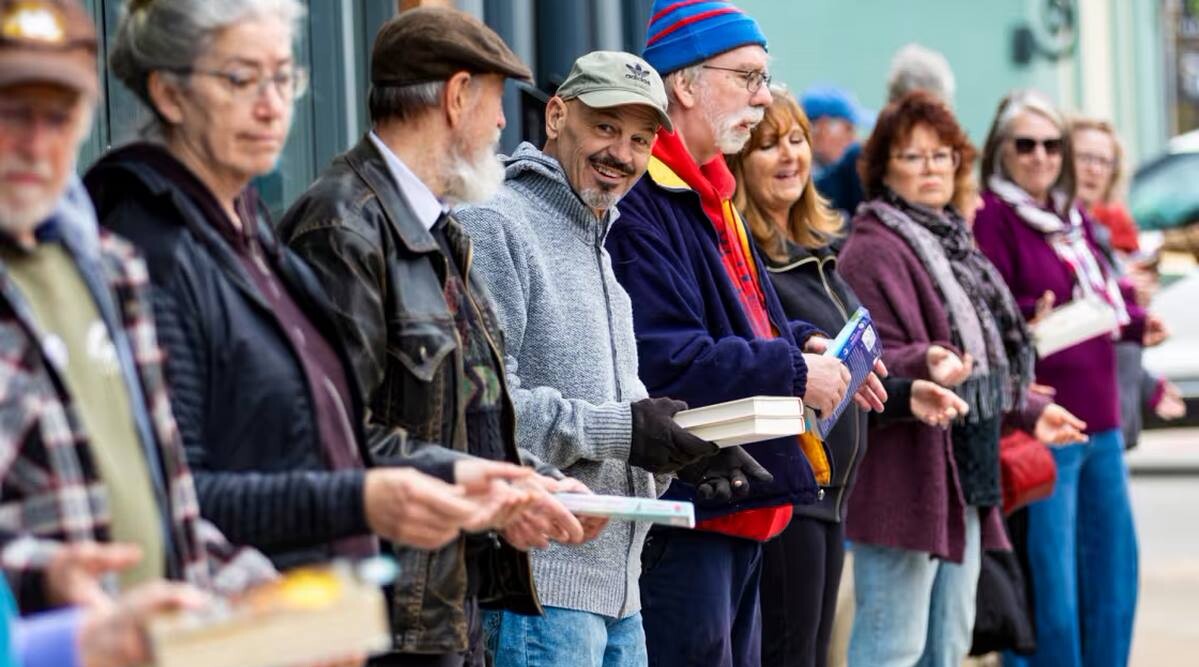Hundreds of Volunteers Form a Human Chain to Get 9,000 Books to New Location for Indie Bookstore