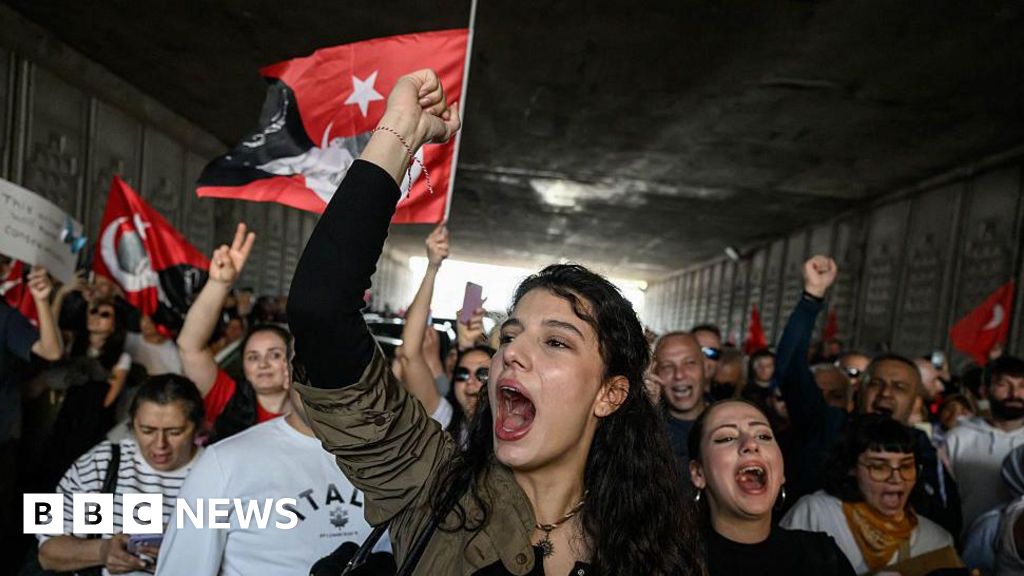 Muse cancel Turkish gig after pressure from anti-government protesters