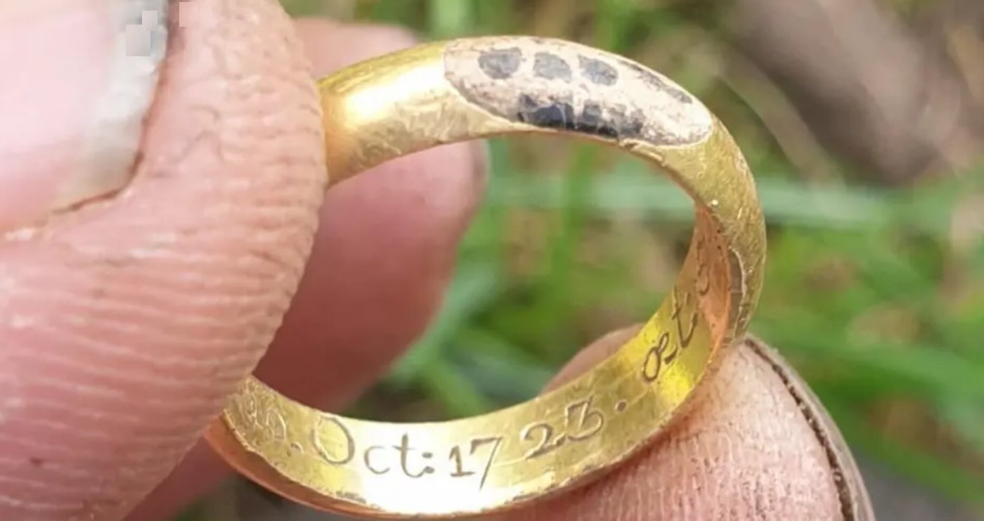 18th Century Gold Mourning Ring Discovered by Metal Detectorist is ‘One of a Kind’ British Treasure