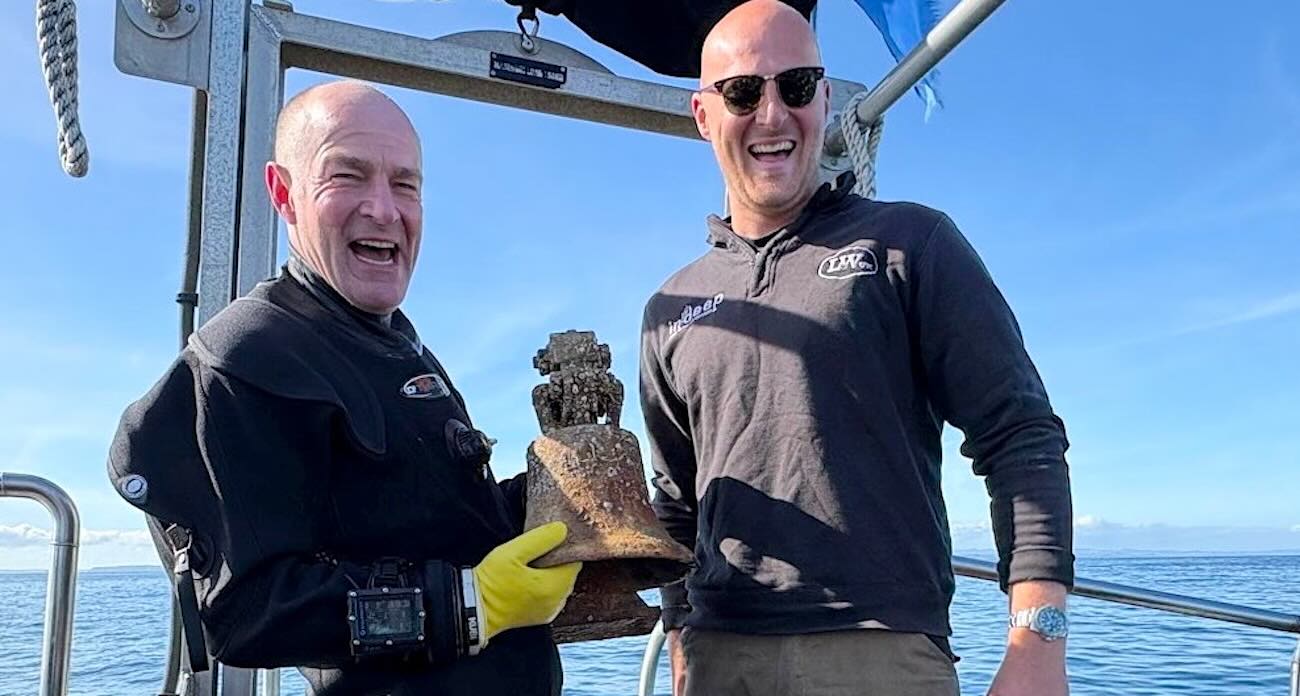 Diver Finds WWII Navy Ship’s Bell Missing on Shipwreck for 80 Years And Believed to be Lost (LOOK)