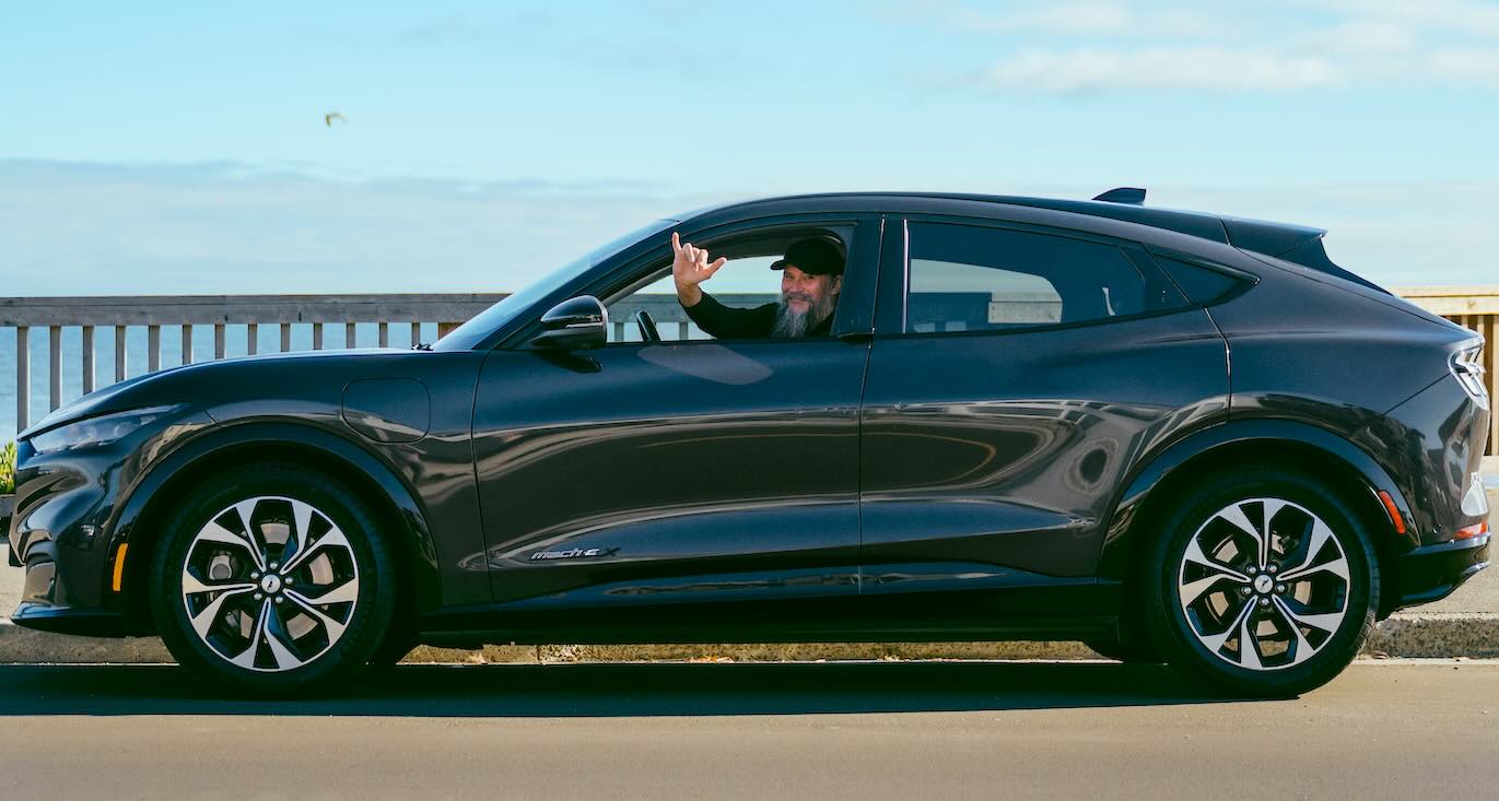 Man Wracks Up 250,000 EV Miles Driving Neighbors in Needโand the Battery Still Has a Capacity of 92%