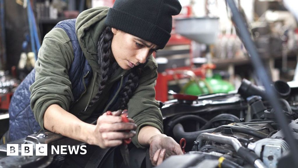 UK jobs market weakens as unemployment rate rises