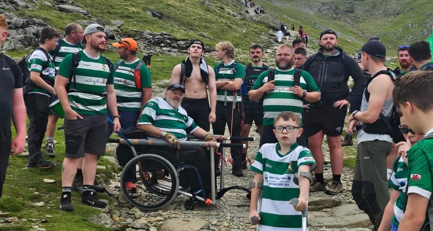 Rugby Team Carries Wheelchair-bound Dad up Snowdon Peak โ Fulfilling His Lifelong Dream (LOOK)