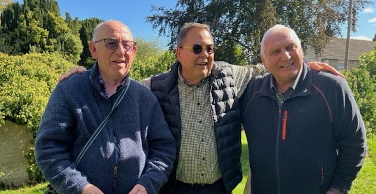 Families from Opposite Sides of Atlantic Meet by Chance at Grave of Ancestor โAbsolutely Thrilledโ to Meet 4th Cousins